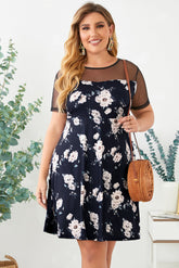Robe grande taille à empiècement en maille fleurie et à pois